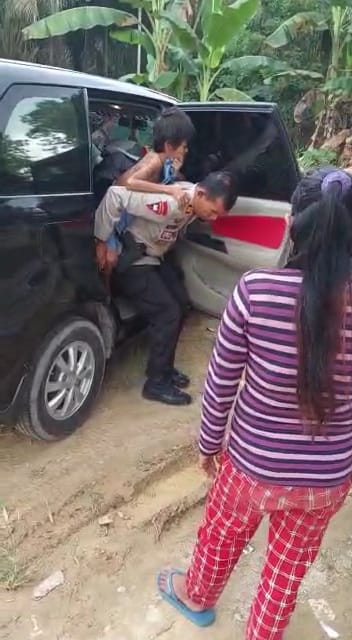 Danki Batalyon C Pelopor bantu warga yang menderita sakit 